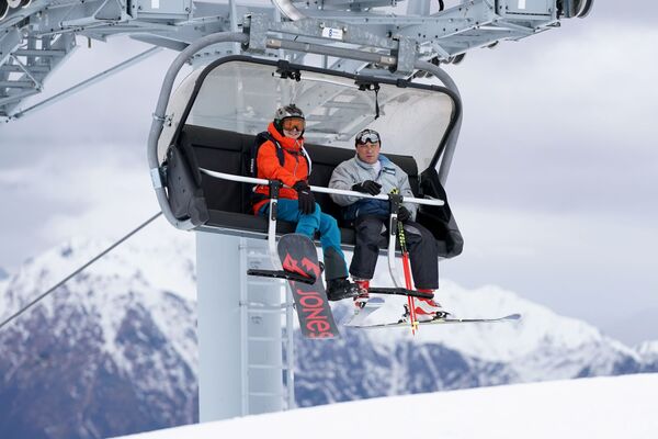 Отдыхающие катаются на горнолыжном склоне во время открытия сезона на горном курорте Горки Город на территории Красной Поляны Большого Сочи - Sputnik Абхазия