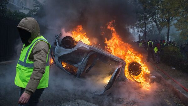 Автомобиль, горящий во время протестной акции желтые жилеты в Париже за снижение налогов на топливо, Франция - Sputnik Абхазия
