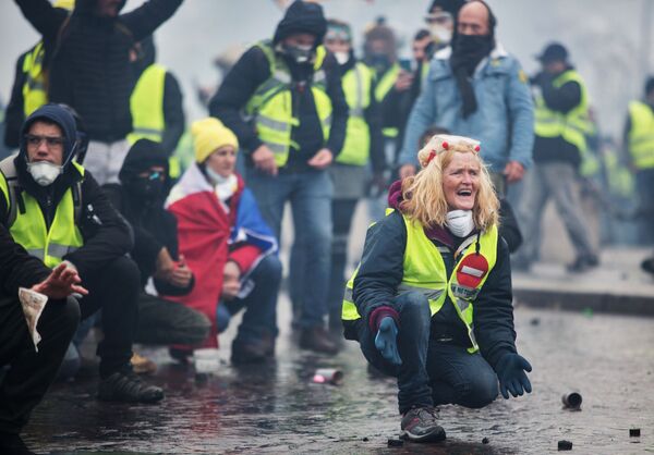 Участники протестной акции движения автомобилистов желтые жилеты в Париже за снижение налогов на топливо, Франция - Sputnik Абхазия
