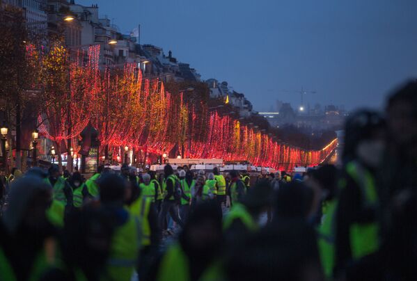 Участники протестной акции движения автомобилистов желтые жилеты, выступавшего с требованием снижения налогов на топливо, в районе Триумфальной арки в Париже - Sputnik Абхазия