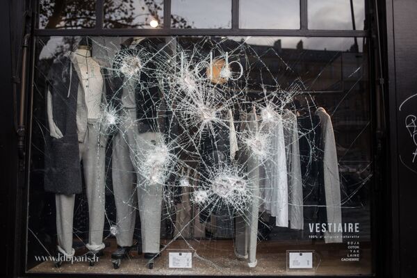 Разбитая витрина магазина в центре Парижа - Sputnik Абхазия