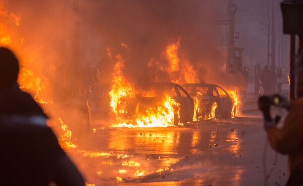 Автомобили, горящие во время протестной акции движения автомобилистов желтые жилеты, выступавшего с требованием снижения налогов на топливо, в районе Триумфальной арки в Париже - Sputnik Абхазия