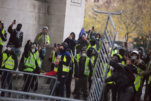 Участники протестной акции движения автомобилистов желтые жилеты, выступавшего с требованием снижения налогов на топливо, в районе Триумфальной арки в Париже - Sputnik Абхазия