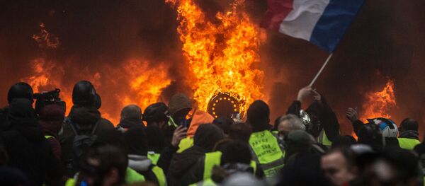 Участники протестной акции движения автомобилистов желтые жилеты, выступавшего с требованием снижения налогов на топливо, в районе Триумфальной арки в Париже Участники протестной акции движения автомобилистов желтые жилеты, выступавшего с требованием снижения налогов на топливо, в районе Триумфальной арки в Париже - Sputnik Абхазия