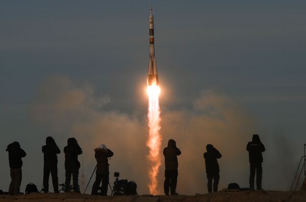 Журналисты наблюдают за стартом ракеты-носителя Союз-ФГ с пилотируемым кораблем Союз МС-11 со стартового стола первой Гагаринской стартовой площадки космодрома Байконур - Sputnik Абхазия