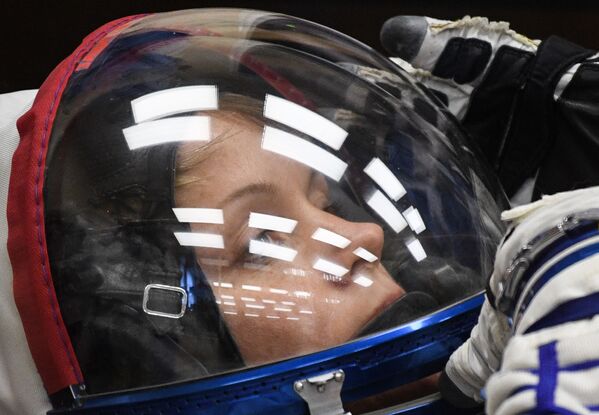 Член основного экипажа МКС-58/59 астронавт НАСА Энн МакКлейн перед стартом ракеты-носителя Союз-ФГ с пилотируемым кораблем Союз МС-11 на космодроме Байконур - Sputnik Абхазия