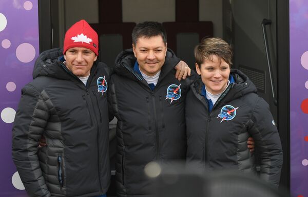 Члены основного экипажа МКС-58/59 перед стартом ракеты-носителя Союз-ФГ на космодроме Байконур - Sputnik Абхазия