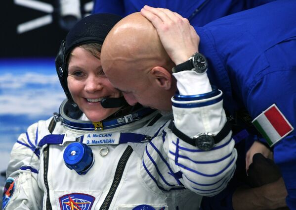 Член основного экипажа МКС-58/59 астронавт НАСА Энн МакКлейн и член дублирующего экипажа астронавт ЕКА Лука Пармитано перед стартом ракеты-носителя Союз-ФГ с пилотируемым кораблем Союз МС-11 на космодроме Байконур - Sputnik Абхазия
