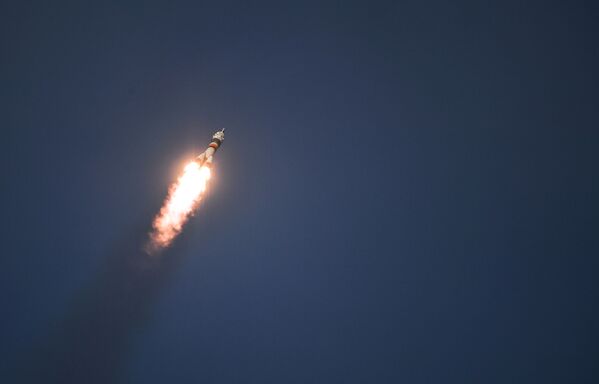 Старт ракеты-носителя Союз-ФГ с пилотируемым кораблем Союз МС-11 со стартового стола первой Гагаринской стартовой площадки космодрома Байконур - Sputnik Абхазия