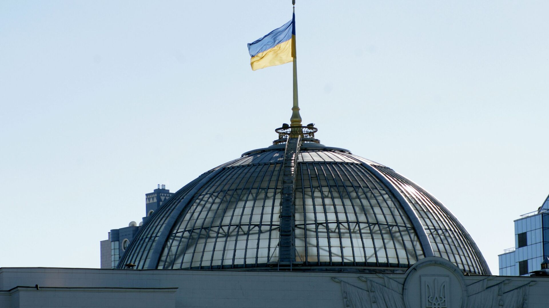 Флаг на крыше Верховной Рады Украины в Киеве. - Sputnik Абхазия, 1920, 16.12.2021