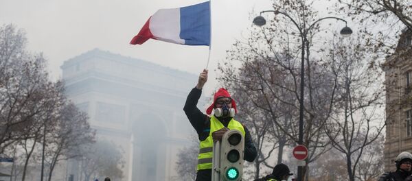 Акция протеста автомобилистов жёлтые жилеты в Париже Акция протеста автомобилистов жёлтые жилеты в Париже - Sputnik Абхазия