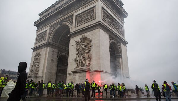Акция протеста автомобилистов жёлтые жилеты в Париже - Sputnik Абхазия