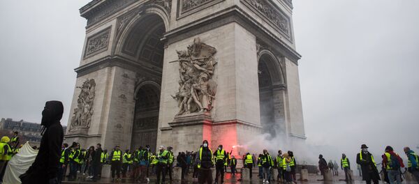 Акция протеста автомобилистов жёлтые жилеты в Париже - Sputnik Абхазия