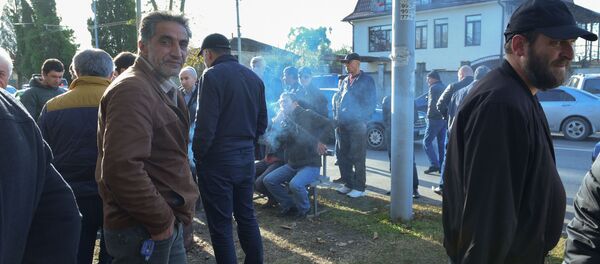 Жители Маяка во время бессрочной акции жителей и требованием закрыть свалку в Сухуме. 4 декабря 2018 года Жители Маяка во время бессрочной акции жителей и требованием закрыть свалку в Сухуме. 4 декабря 2018 года - Sputnik Абхазия