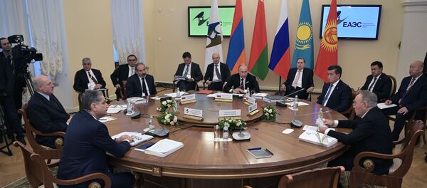 Рабочая поездка президента РФ В. Путина в Санкт-Петербург  Рабочая поездка президента РФ В. Путина в Санкт-Петербург  - Sputnik Абхазия