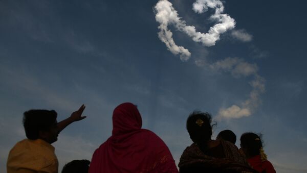 Жители Индии наблюдают за запуском спутника. Архивное фото - Sputnik Абхазия