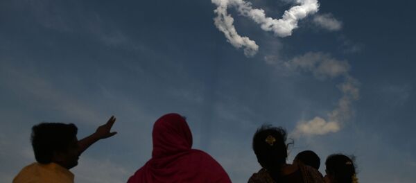 Жители Индии наблюдают за запуском спутника. Архивное фото Жители Индии наблюдают за запуском спутника. Архивное фото - Sputnik Абхазия