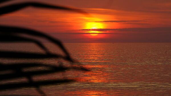 Вид на закат над Андаманским морем с побережья Таиланда. - Sputnik Абхазия
