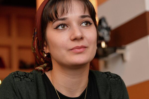 Чеченская девушка-пилот Ларина Евмурзаева, управляющая самолетом ЯК-42 авиакомпании Грозный Авиа   - Sputnik Абхазия