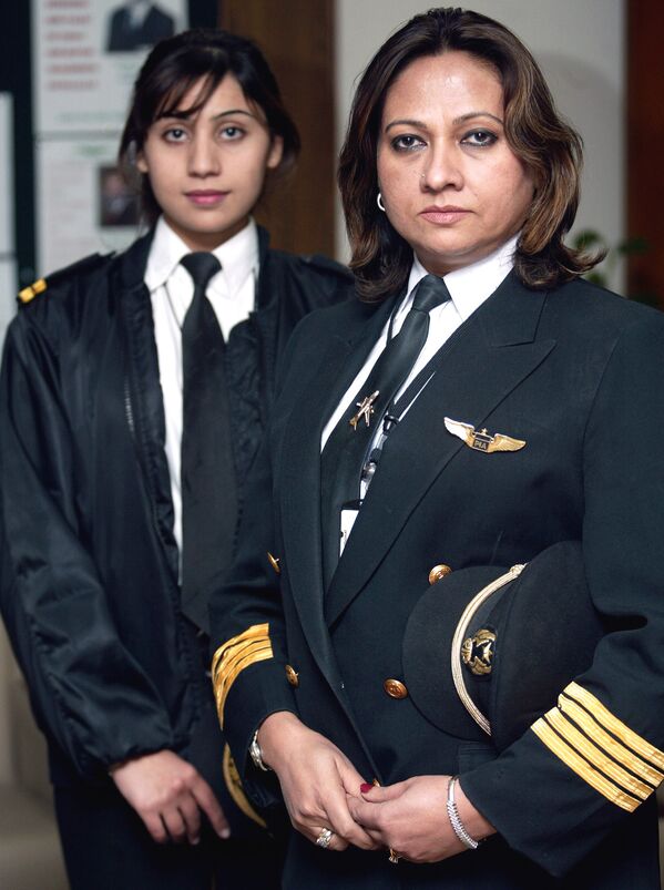 Пакистанская женщина-пилот Ayesha Rabia Naveed и ее коллега Sadia Aziz - Sputnik Абхазия