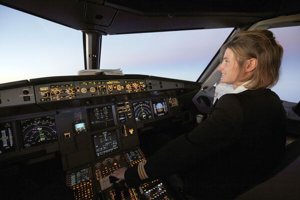 Женщина-пилот авиакомпании Air France - Sputnik Абхазия