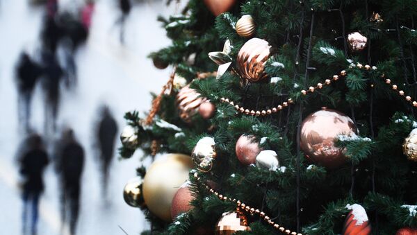 Елочные украшения на новогодней елке - Sputnik Абхазия