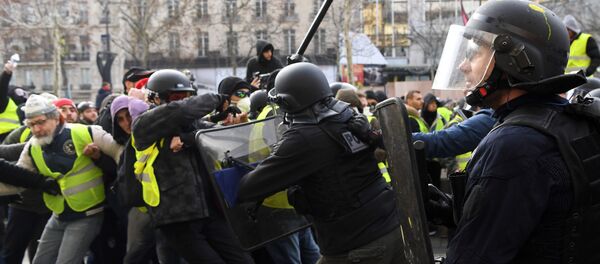 Столкновения полицейских с протестующими в желтых жилетах (Gilets jaunes) 8 декабря 2018 года в Париже Столкновения полицейских с протестующими в желтых жилетах (Gilets jaunes) 8 декабря 2018 года в Париже - Sputnik Абхазия