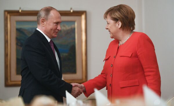 Президент РФ Владимир Путин и канцлер ФРГ Ангела Меркель во время встречи на полях саммита Группы двадцати в Буэнос-Айресе - Sputnik Абхазия