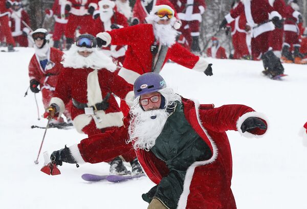 Лыжники и сноубордисты одетые как Санта-Клаус во время ежегодного мероприятия  - Sputnik Абхазия