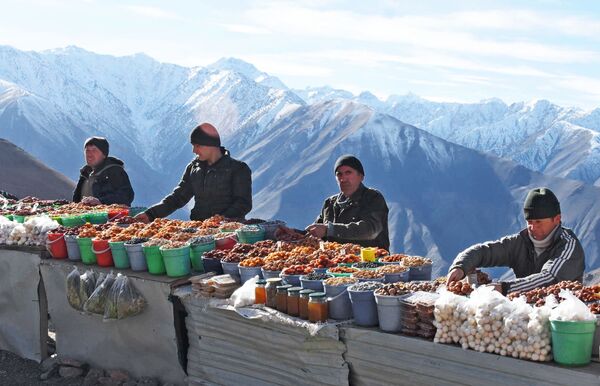 Продавцы сухофруктов на горном перевале в Таджикистане  - Sputnik Абхазия