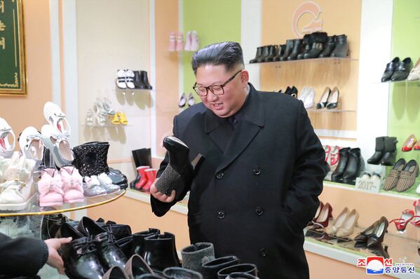 Северокорейский лидер Ким Чен Ын во время посещения обувной фабрики в Вонсане - Sputnik Абхазия