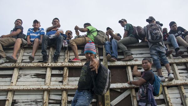 Караван мигрантов из Гондураса направляется в США - Sputnik Абхазия