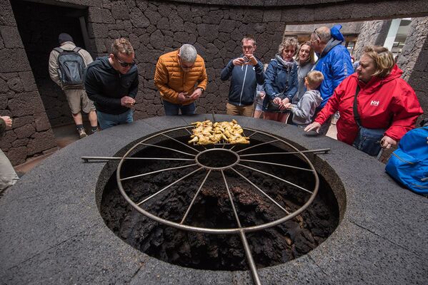 Туристы в ресторане El Diabolo, в котором еду готовят над кратером вулкана, Лансароте, Испания - Sputnik Абхазия