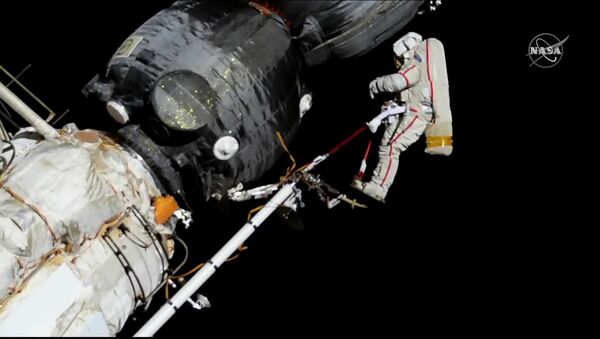 Космонавт Олег Кононенко  во время выхода в открытый космос на корабле Союз МС-09 - Sputnik Абхазия