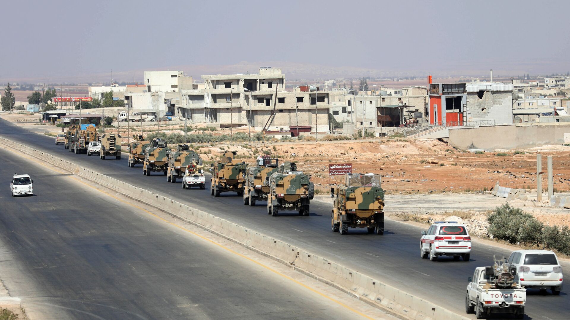 Турецкие войска на главной автомагистрали между Дамаском и Алеппо, недалеко от города Саракиб в северной провинции Идлиб, 29 августа 2018 года - Sputnik Аҧсны, 1920, 31.12.2022