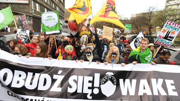 Протестующие с плакатами на марше за климат во время 24-й Конференции сторон Рамочной конвенции Организации Объединенных Наций об изменении климата (COP24) 8 декабря 2018 года в Катовице, Польша - Sputnik Абхазия