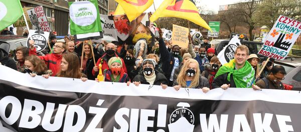 Протестующие с плакатами на марше за климат во время 24-й Конференции сторон Рамочной конвенции Организации Объединенных Наций об изменении климата (COP24) 8 декабря 2018 года в Катовице, Польша - Sputnik Абхазия