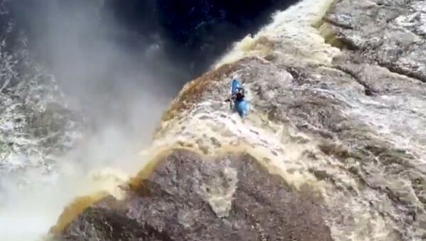 Экстремал на каяке спустился с 32-метрового водопада - Sputnik Абхазия