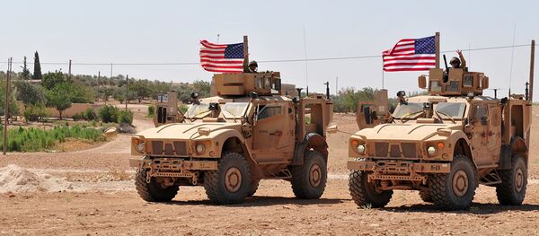 Американские военнослужащие в районе населенного пункта Манбидж, Сирия. Архивное фото Американские военнослужащие в районе населенного пункта Манбидж, Сирия. Архивное фото - Sputnik Абхазия