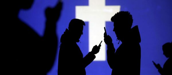 Пользователи на фоне логотипа Facebook Пользователи на фоне логотипа Facebook - Sputnik Абхазия