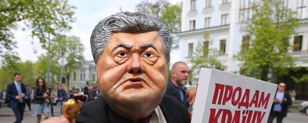 Участники протестной акции против действующего президента Украины Петра Порошенко у здания Администрации президента в Киеве Участники протестной акции против действующего президента Украины Петра Порошенко у здания Администрации президента в Киеве - Sputnik Абхазия