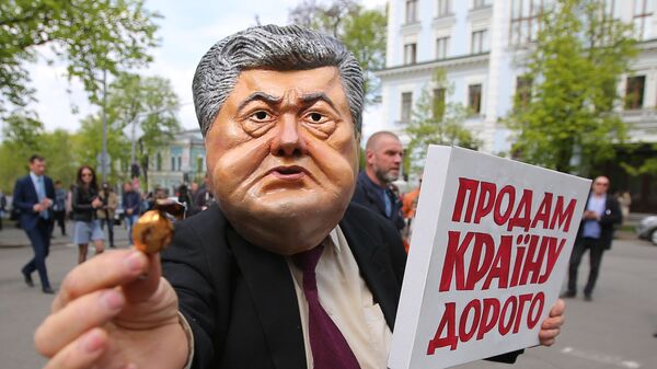 Участники протестной акции против действующего президента Украины Петра Порошенко у здания Администрации президента в Киеве - Sputnik Абхазия