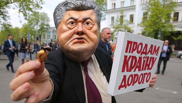 Участники протестной акции против действующего президента Украины Петра Порошенко у здания Администрации президента в Киеве - Sputnik Абхазия
