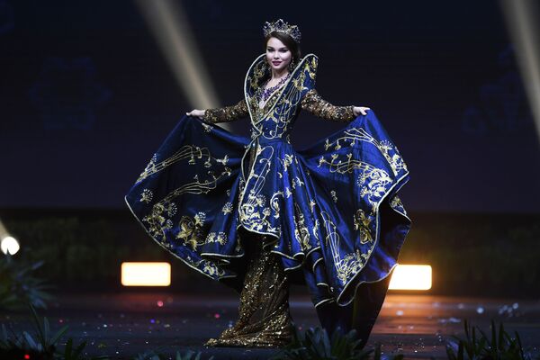Представительница России во время показа национальных костюмов в рамках конкурса Мисс Вселенная 2018 в Таиланде  - Sputnik Абхазия