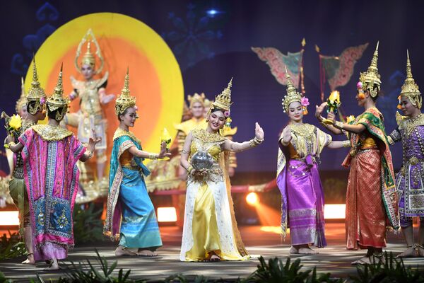 Выступление танцоров во время показа национальных костюмов в рамках конкурса Мисс Вселенная 2018 в Таиланде  - Sputnik Абхазия