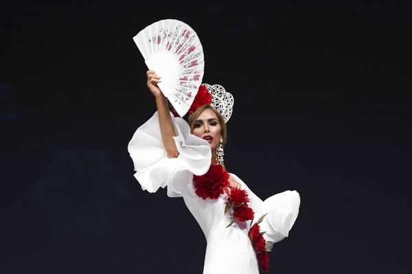 Представительница Испании во время показа национальных костюмов в рамках конкурса Мисс Вселенная 2018 в Таиланде - Sputnik Абхазия