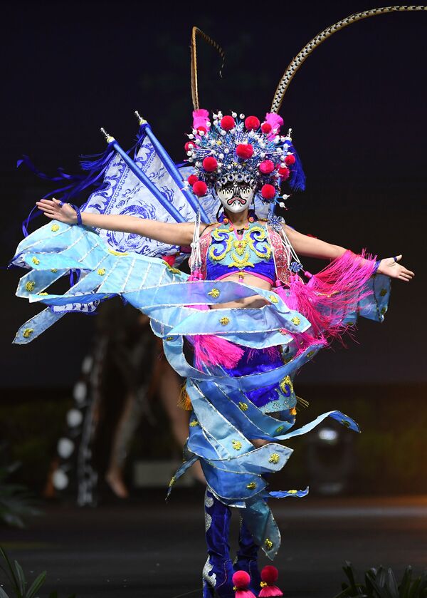 Представительница Китая во время показа национальных костюмов в рамках конкурса Мисс Вселенная 2018 в Таиланде - Sputnik Абхазия