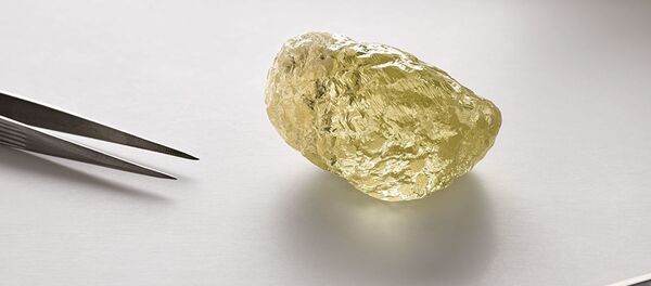 Желтый алмаз, найденный на канадском месторождении Дайавик Желтый алмаз, найденный на канадском месторождении Дайавик - Sputnik Абхазия
