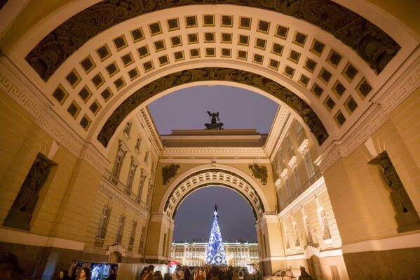 Главная новогодняя елка на Дворцовой площади в Санкт-Петербурге - Sputnik Абхазия