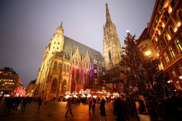 Рождественская ель на ярмарке перед собором Святого Стефана в Вене, Австрия - Sputnik Абхазия